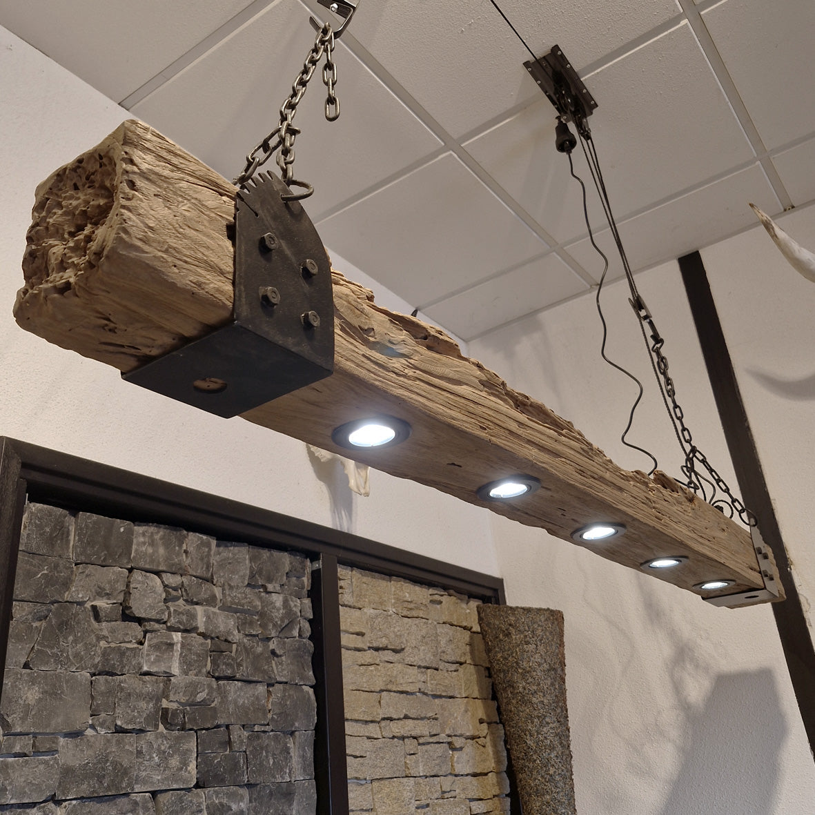 Moderne Hängelampe aus Teakholz mit Spotlights, perfekte Badgestaltung, natürliche Beleuchtung, stilvolle Raumakzentuierung.