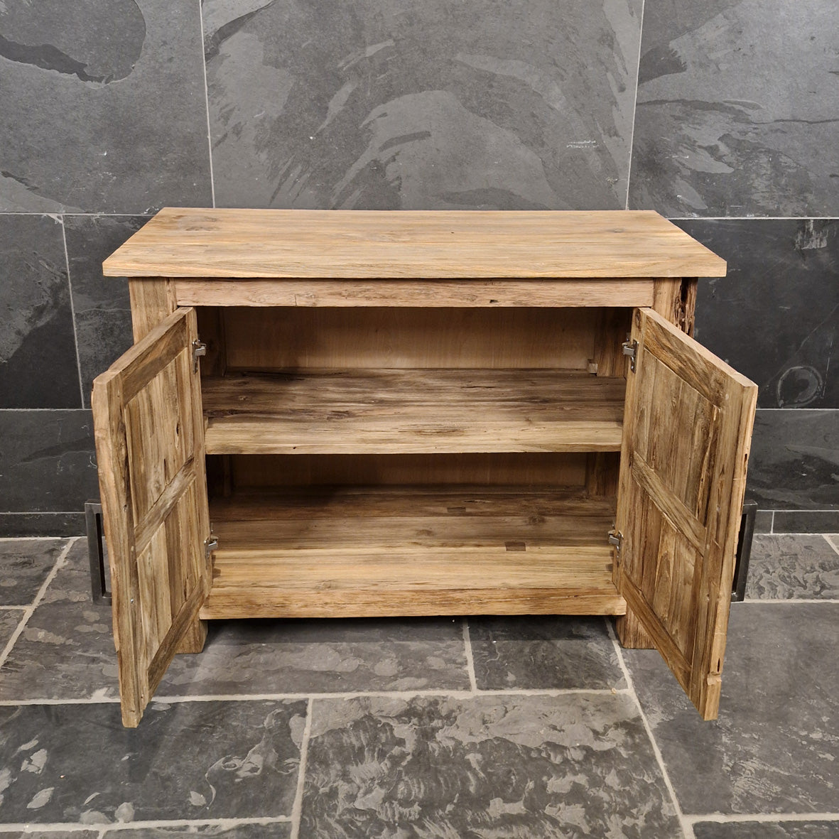 Lombok Badezimmer-Unterschrank aus Teak- oder Altholz, 106x50x80 cm, mit Stauraum für Badgestaltung.