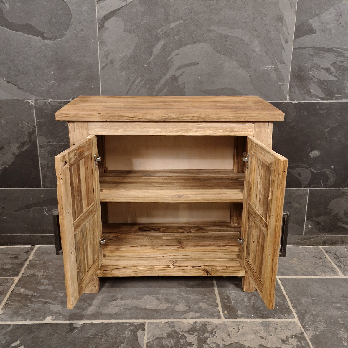 Lombok Badezimmer-Unterschrank aus Teak- oder Altholz, in verschiedenen Größen, mit stilvoller Badgestaltung.