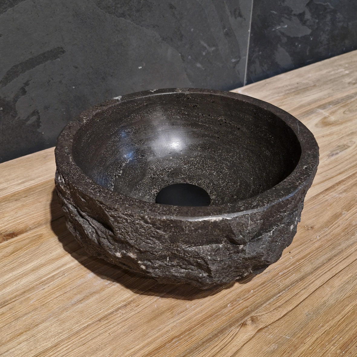 Rundes Aufsatzwaschbecken aus grobem Naturstein in verschiedenen Größen, von MOSKAU für moderne Badgestaltung