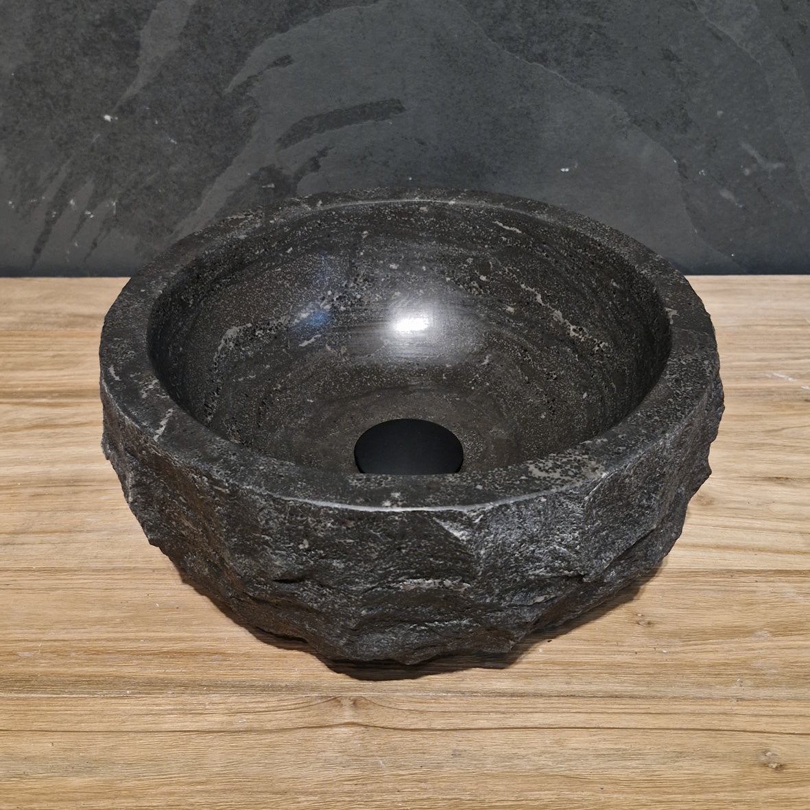 Rundes Aufsatzwaschbecken aus grobem Blaustein Naturstein, 35 cm Durchmesser, für Badgestaltung, von MOSKAU