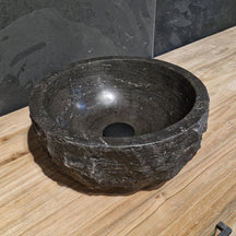Rundes Aufsatzwaschbecken aus grobem Blaustein-Naturstein, 35 cm Durchmesser, für moderne Badgestaltung, von MOSKAU.