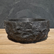 Rundes Aufsatzwaschbecken aus grobem Naturstein von MOSKAU, 35 cm Durchmesser für moderne Badgestaltung.