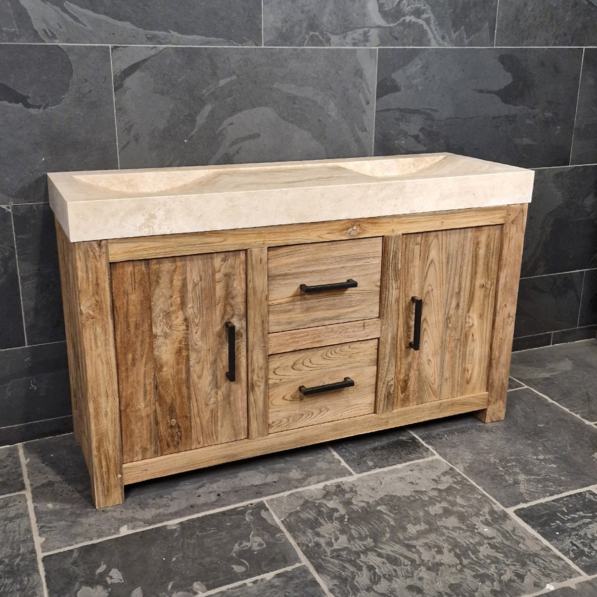 Madura Badezimmermöbel mit Waschtisch aus recyceltem Teakholz, Unterschrank mit Travertin-Glatt Oberfläche, moderne Badgestaltung