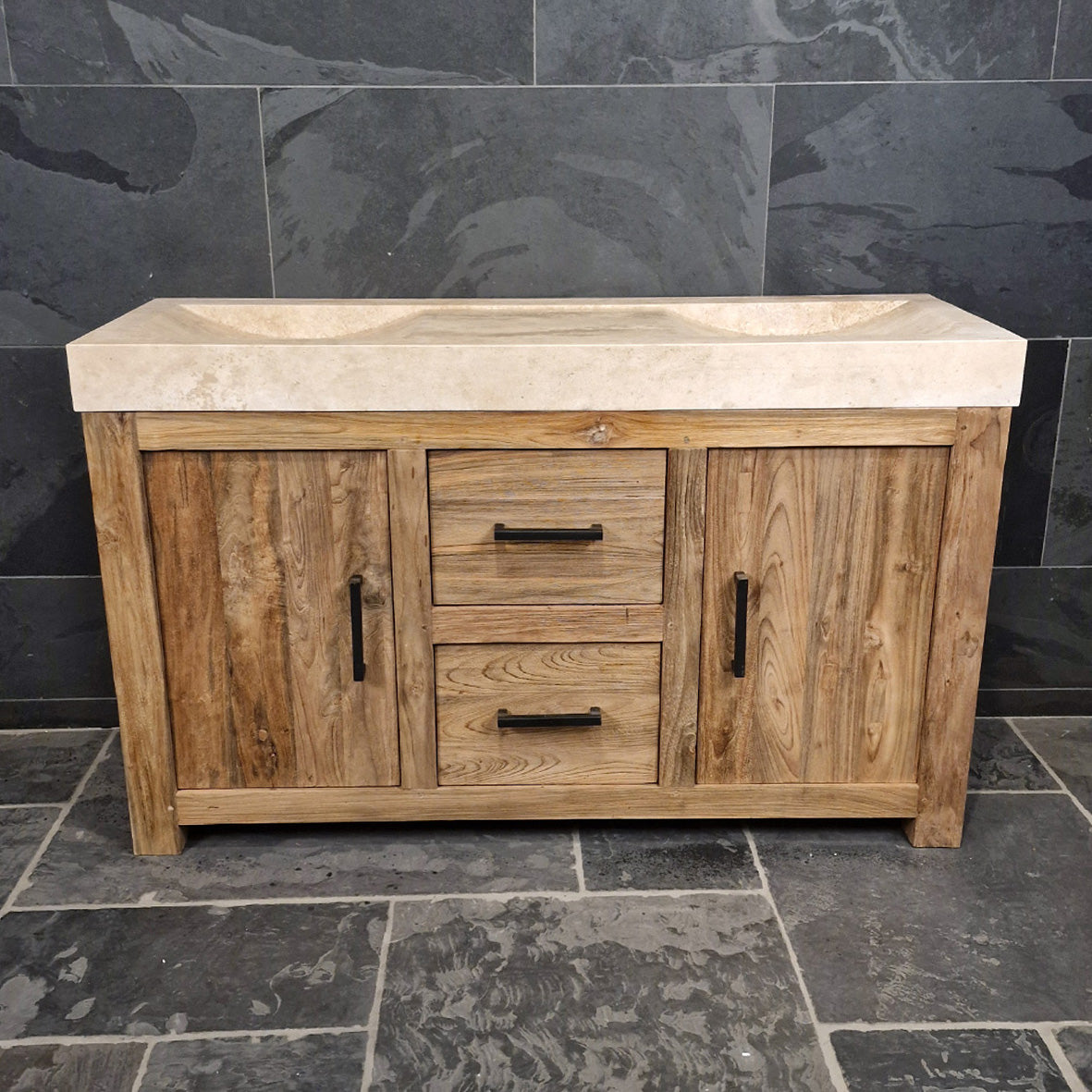 Badezimmermöbel mit Waschtisch aus recyceltem Teakholz und Travertin-Glatt Oberfläche, Badgestaltung von MADURA.