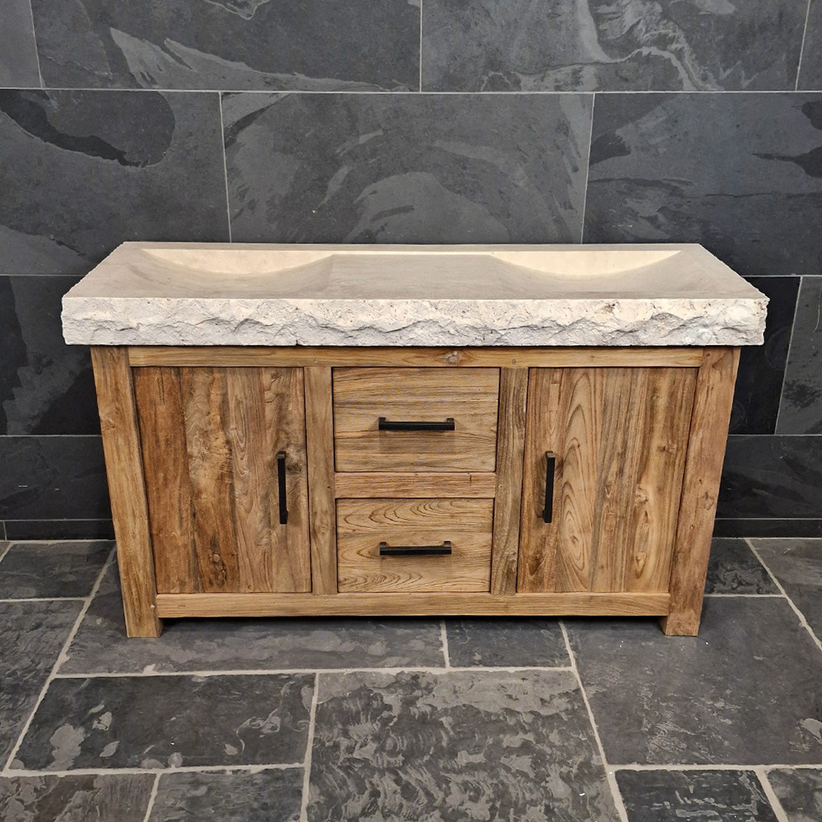 Badezimmermöbel mit Waschtisch aus recyceltem Teakholz, Unterschrank im modernen Design mit Travertin-Details, von MADURA