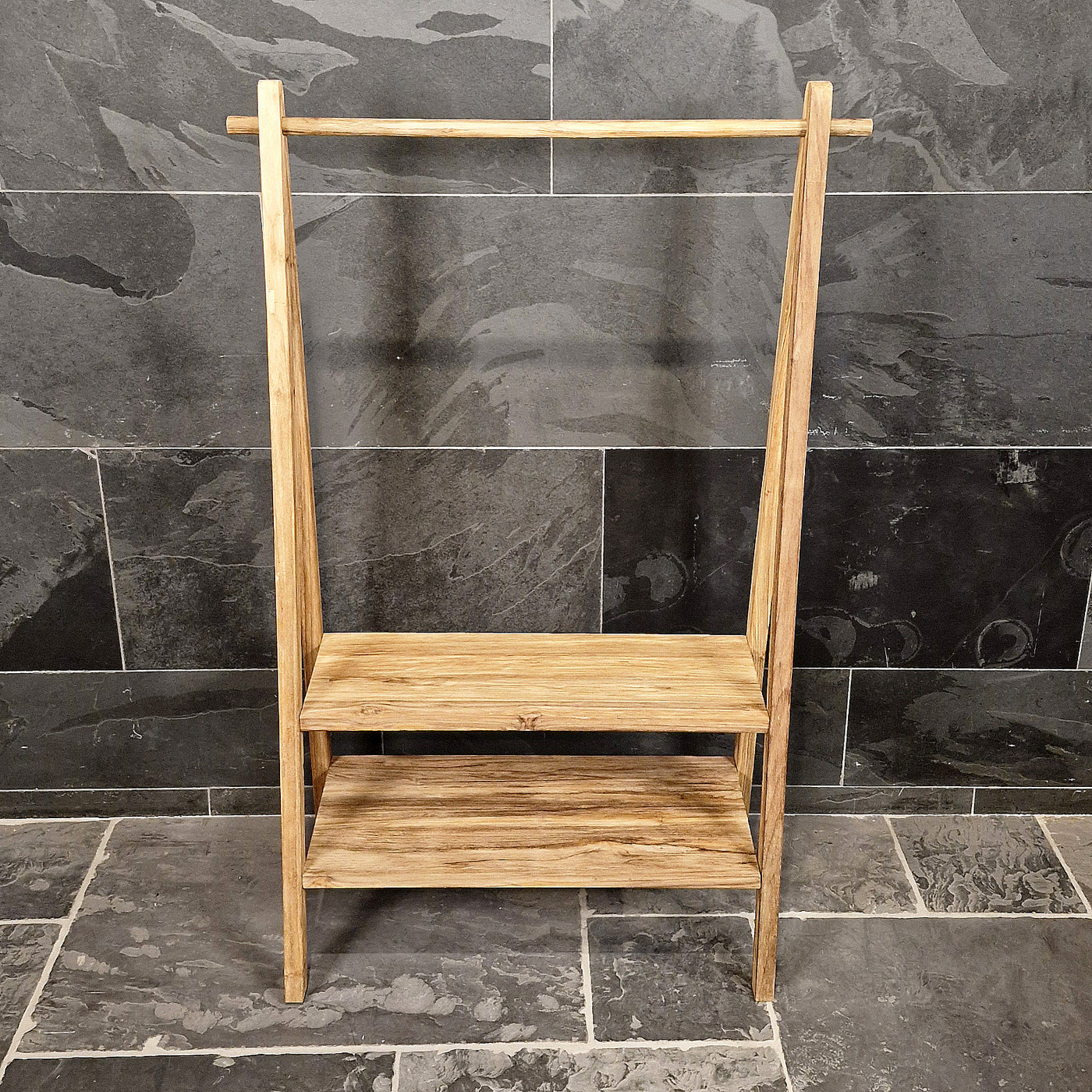 Offener Kleiderschrank aus recyceltem Teakholz von Malili, Badgestaltung, mit offenen Fächern und Holzstruktur.