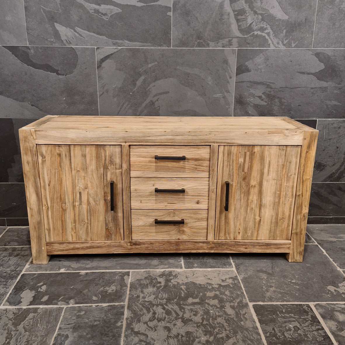 Rustikaler Unterschrank aus Teakholz von Manado, ideal für Badezimmer, mit natürlicher Holzmaserung und robustem Design.