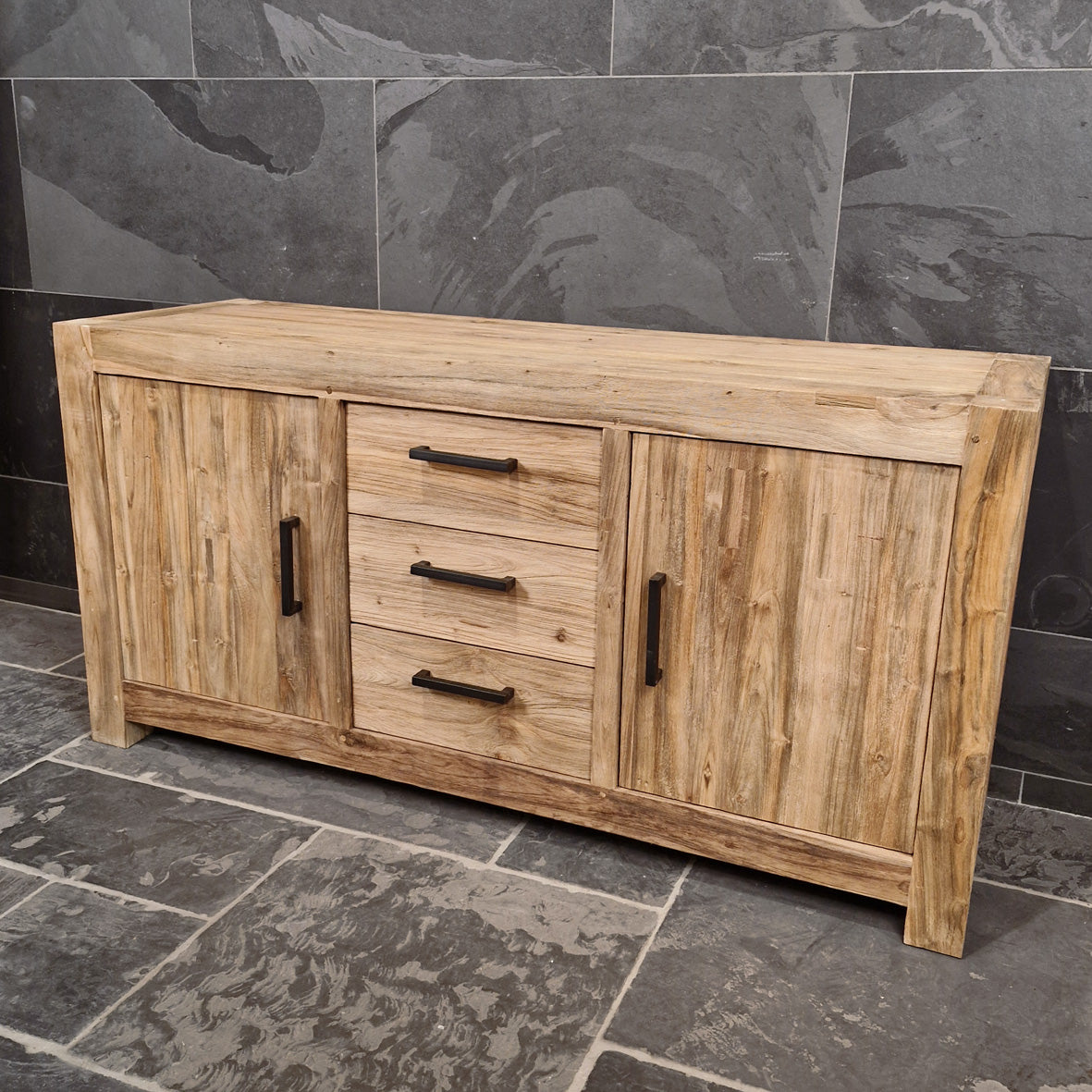 Rustikaler Teakholz-Unterschrank von Manado für Badezimmer, mit natürlicher Holzmaserung und moderner Badgestaltung.