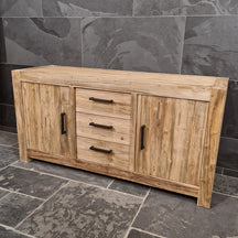 Rustikaler Teakholz-Unterschrank von Manado für Badezimmer, mit natürlicher Holzmaserung und moderner Badgestaltung.