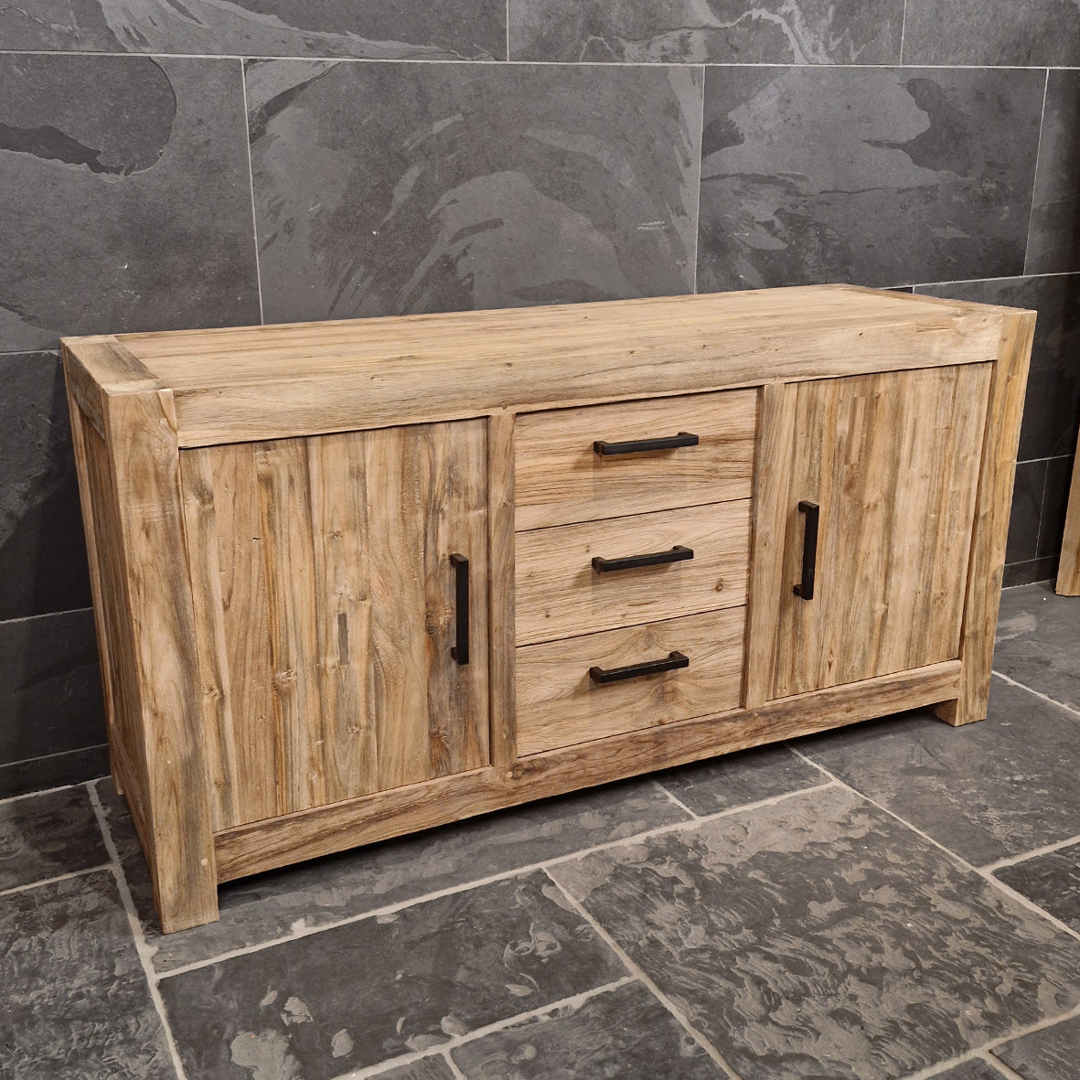 Rustikaler Unterschrank aus Teakholz von Manado, ideal für Badezimmer, zeigt glatte Oberflächen und natürliche Holzstruktur.