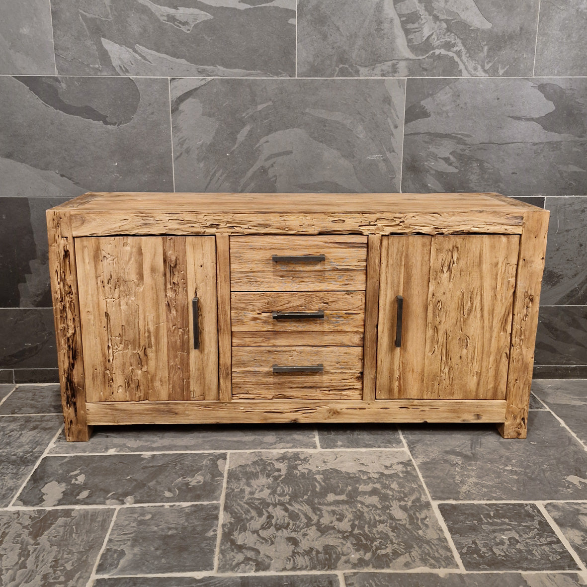 Rustikaler Unterschrank aus Teakholz von Manado, ideal für Badgestaltung, zeigt natürliche Holzmaserung und handgefertigtes Design.
