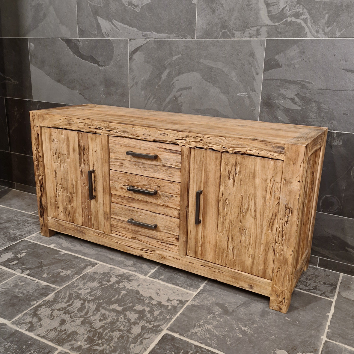 Rustikaler Unterschrank aus Teakholz für Badezimmer, Manado Badgestaltung, mit natürlicher Holzmaserung und robustem Design