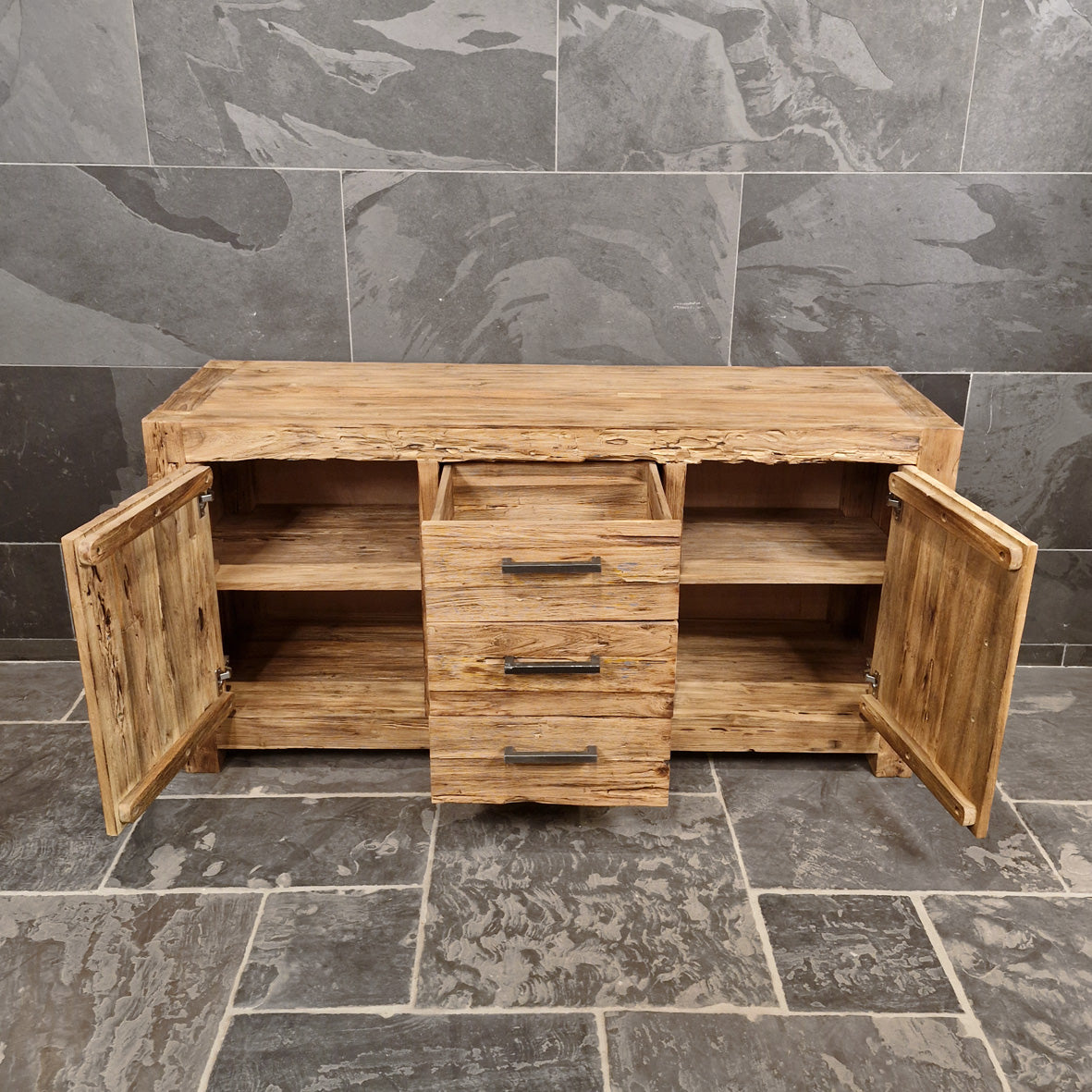 Rustikaler Manado Teakholz Unterschrank für Badezimmer, handgefertigt, mit natürlicher Holzmaserung und stabilem Design.