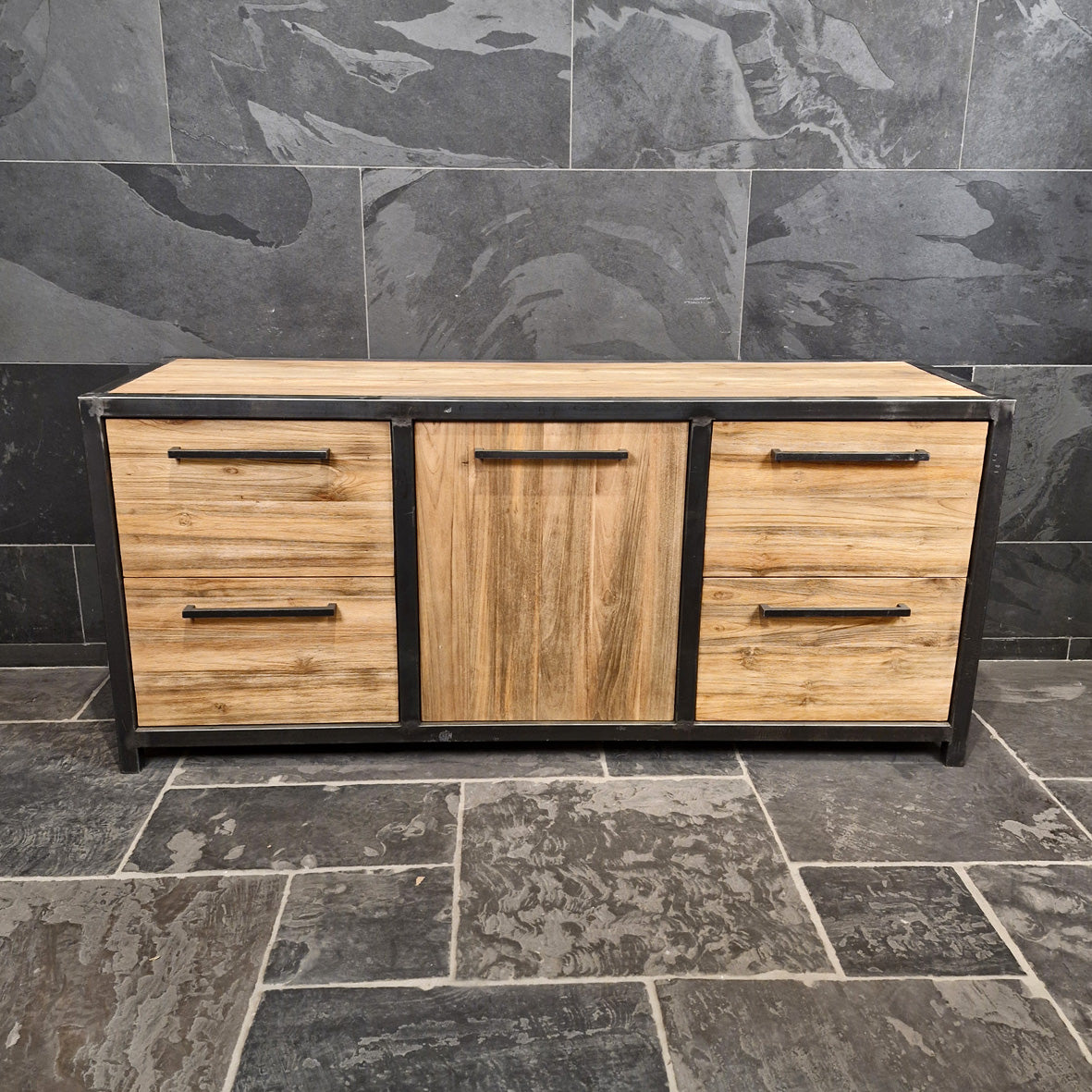 Recycelter Teakholz-Unterschrank für Badgestaltung, Metal Look, in 180x50x80cm, naturbelassen, robust und umweltfreundlich.