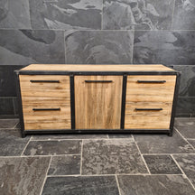 Recycelter Teakholz-Unterschrank für Badgestaltung, Metal Look, in 180x50x80cm, naturbelassen, robust und umweltfreundlich.
