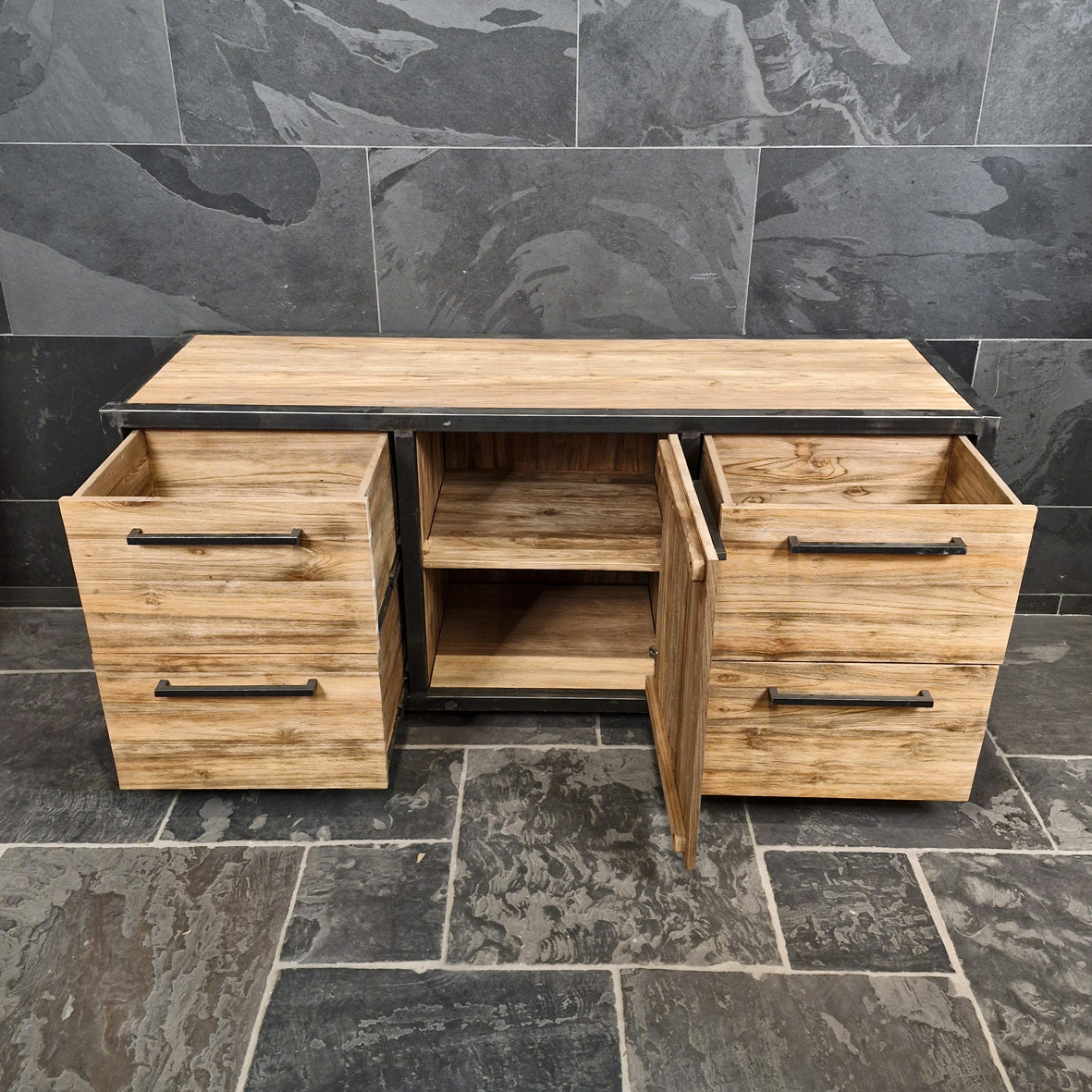 Moderner Bad-Unterschrank aus recyceltem Teakholz von Metal Look, in verschiedenen Größen, mit stilvollem Design.
