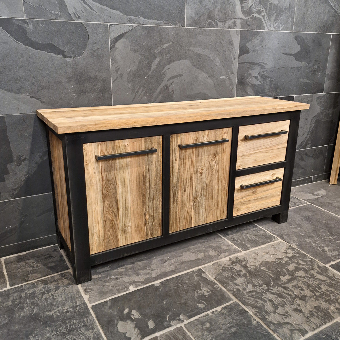 Badezimmer-Unterschrank aus Teakholz von Metal Look, modernes Design, Maße 150x55x80cm, für stilvolle Badgestaltung.
