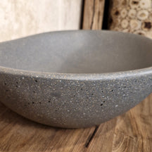 Aufsatzwaschbecken aus Terrazzo in Grau, 60x40x15 cm, aus Mineralguss für moderne Badgestaltung, von MOROGATEN.