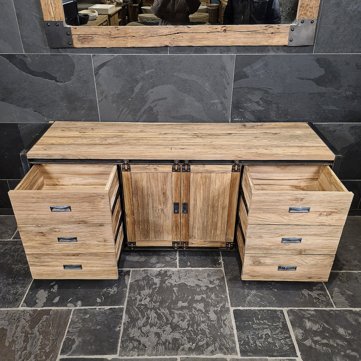 Unterschrank mit Schiebetüren aus recyceltem Teakholz für Badgestaltung, glatt verarbeitet, von MOTANA, Maße 180x52x80 cm.