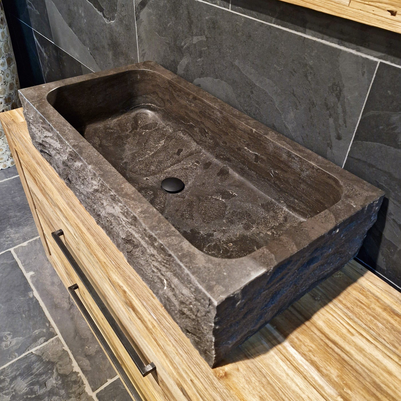 Naturstein Waschtisch von OSLO in grober Blaustein-Optik, 90 x 46 cm, für elegante Badgestaltung.
