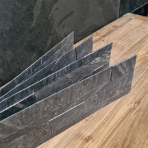 Schiefer Verblender von OPAL BLACK, 3D-Sticker Ultralight aus Naturstein, zeigt eine detailreiche Schieferstruktur.