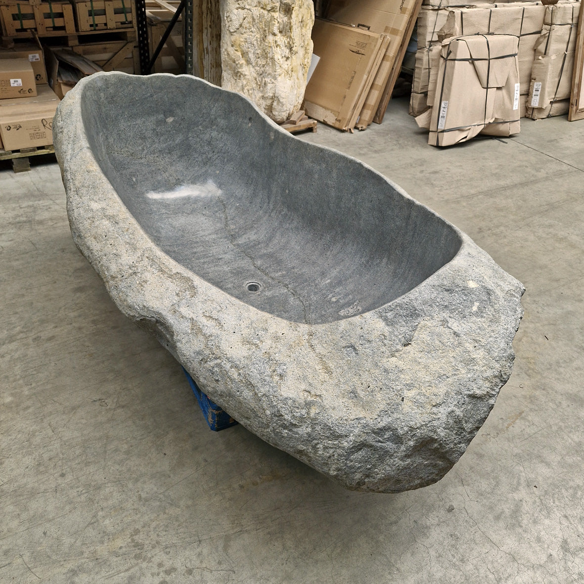 Freistehende Badewanne aus Flussstein von POSEIDON, 226 x 130 cm, moderne Badgestaltung mit natürlichen Materialien.