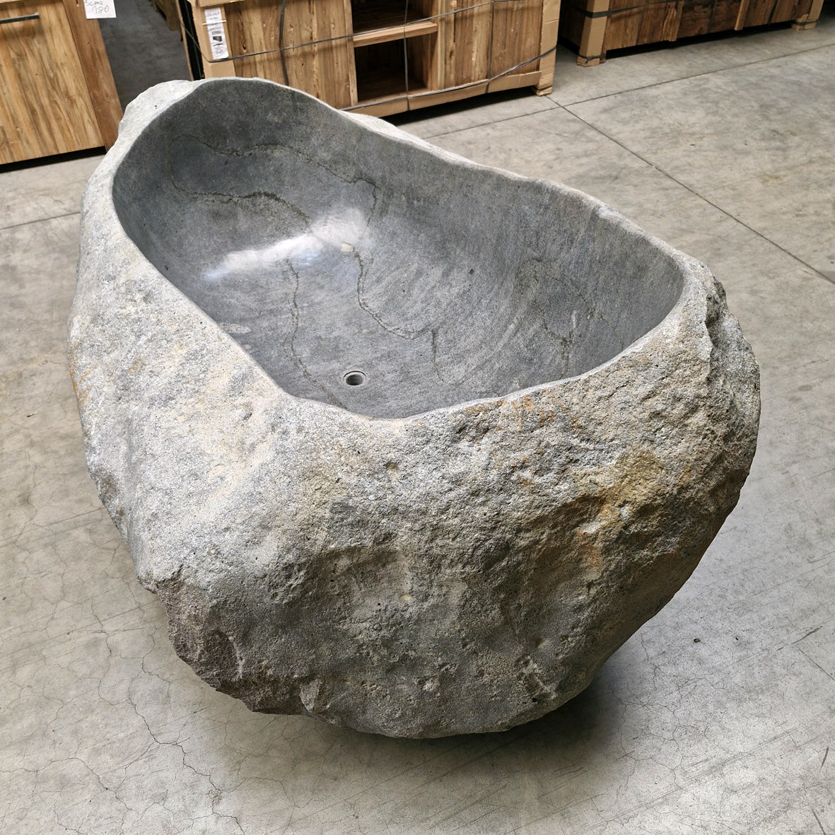 Freistehende Badewanne aus Flussstein von POSEIDON, 226 x 130 cm, elegante Badgestaltung mit natürlichem Design