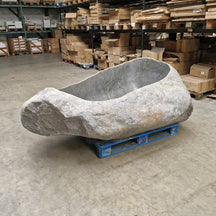 Freistehende Badewanne aus Flussstein von POSEIDON, Maße 226 x 130 x 80 cm, für elegante Badgestaltung.