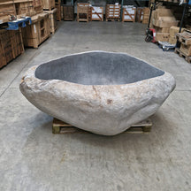 Freistehende Badewanne im Flussstein-Design von POSEIDON, Maße 180 x 134 x 70 cm, elegante Badgestaltung.