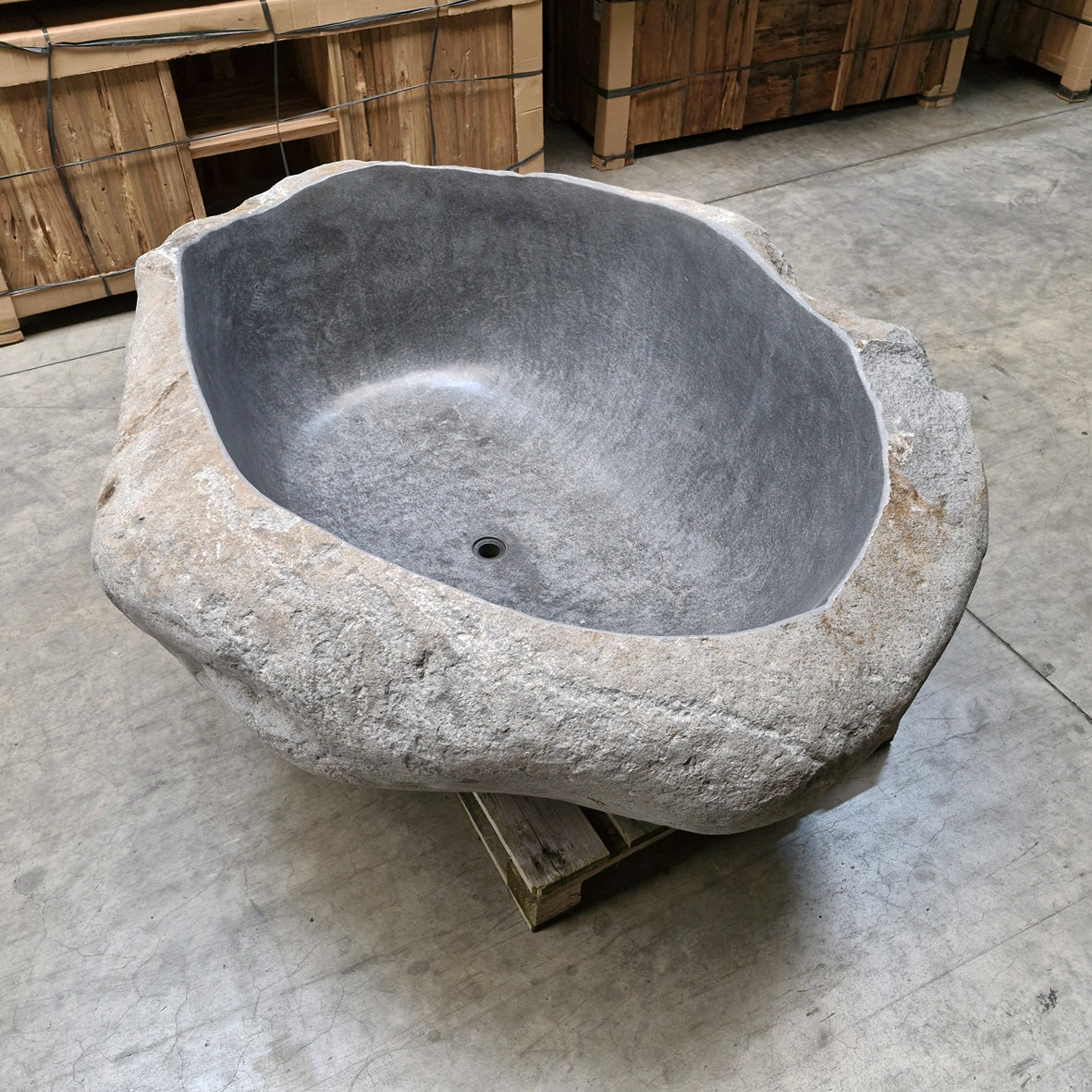 Freistehende Badewanne aus Flussstein im eleganten Design, Maße 180x134x70cm, von POSEIDON, für luxuriöse Badgestaltung