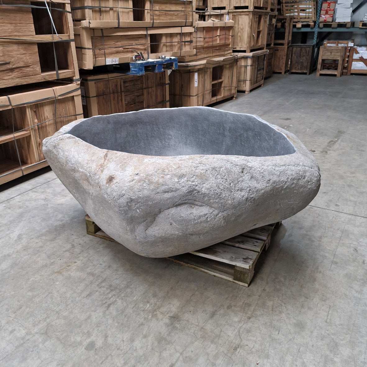 Freistehende Badewanne im Flussstein-Design von POSEIDON, 180 x 134 cm, elegante Badgestaltung mit natürlichem Look