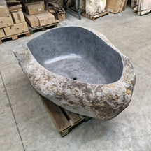 Freistehende Badewanne im Flussstein-Design von POSEIDON, 180x134x70cm, elegant Badgestaltung für modernes Badezimmer