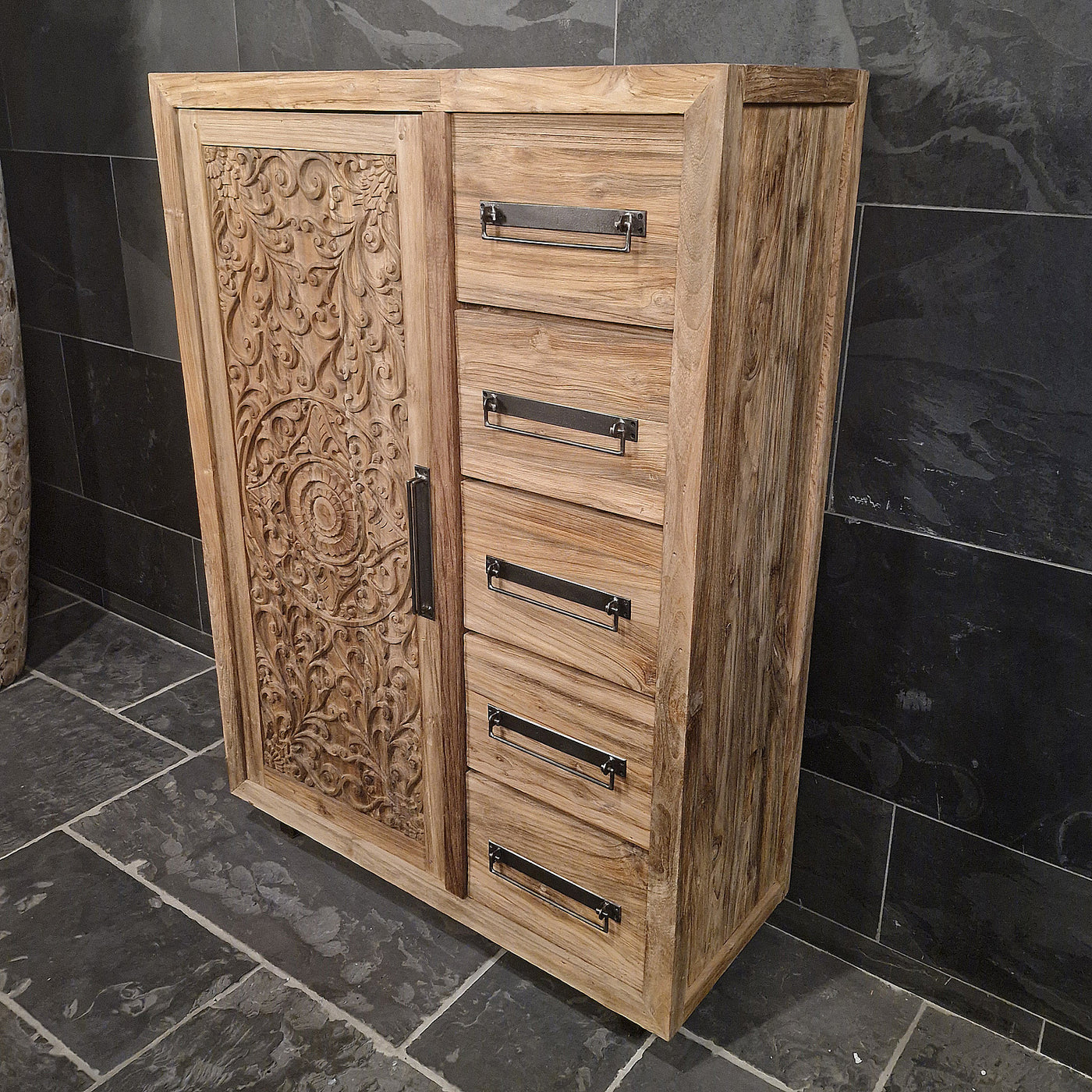 Hochschrank von PELEMSEWU mit Carving-Tür, Badgestaltung, Maße 100x40x140cm, stilvoller Badschrank aus Holz.
