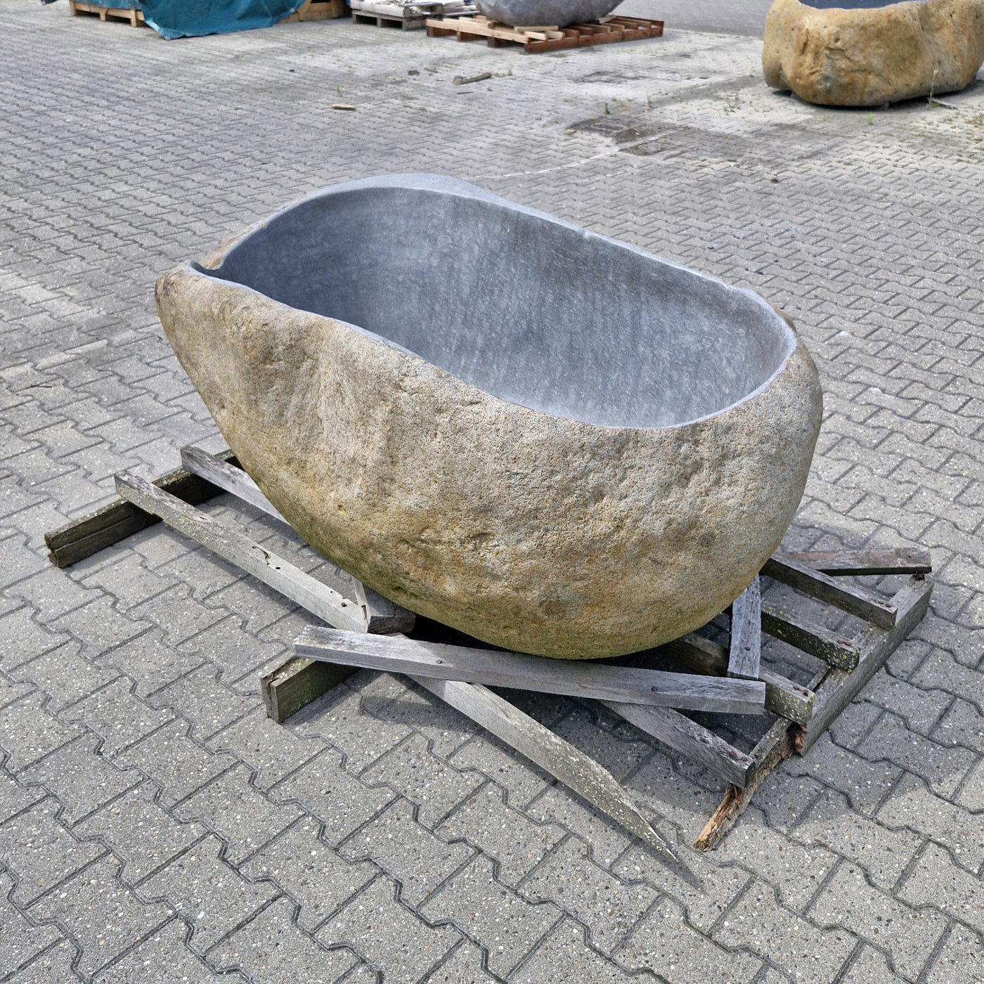 Freistehende Badewanne aus Flussstein von POSEIDON, 170 x 120 x 70 cm, moderne Badgestaltung mit natürlichem Stein-Design.