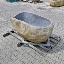 Freistehende Badewanne aus Flussstein von POSEIDON, 170 x 120 x 70 cm, moderne Badgestaltung mit natürlichem Stein-Design.