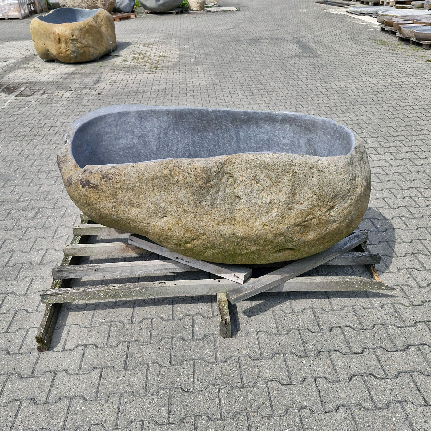 Freistehende Badewanne aus Flussstein im Badezimmer, Maße 170 x 120 x 70 cm, POSEIDON Badgestaltung