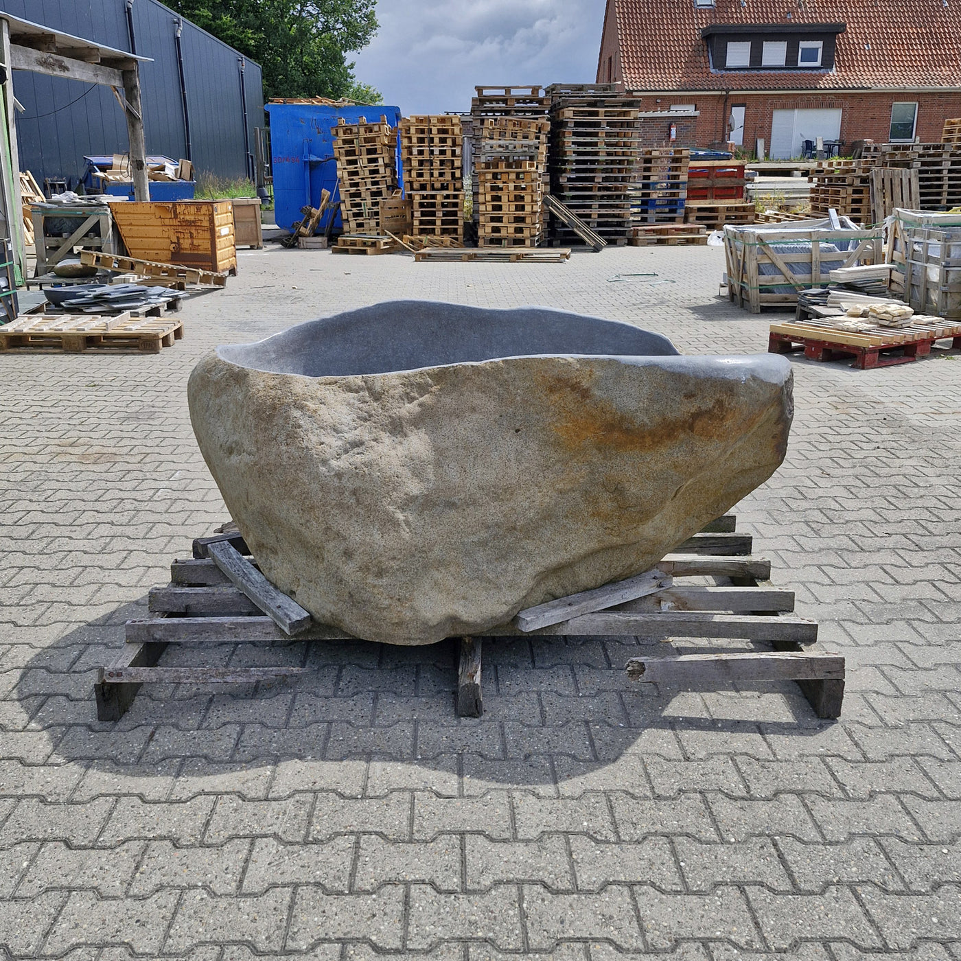 Freistehende Badewanne im Flussstein-Design von POSEIDON, Maße 170 x 120 x 70 cm, elegante Badgestaltung.