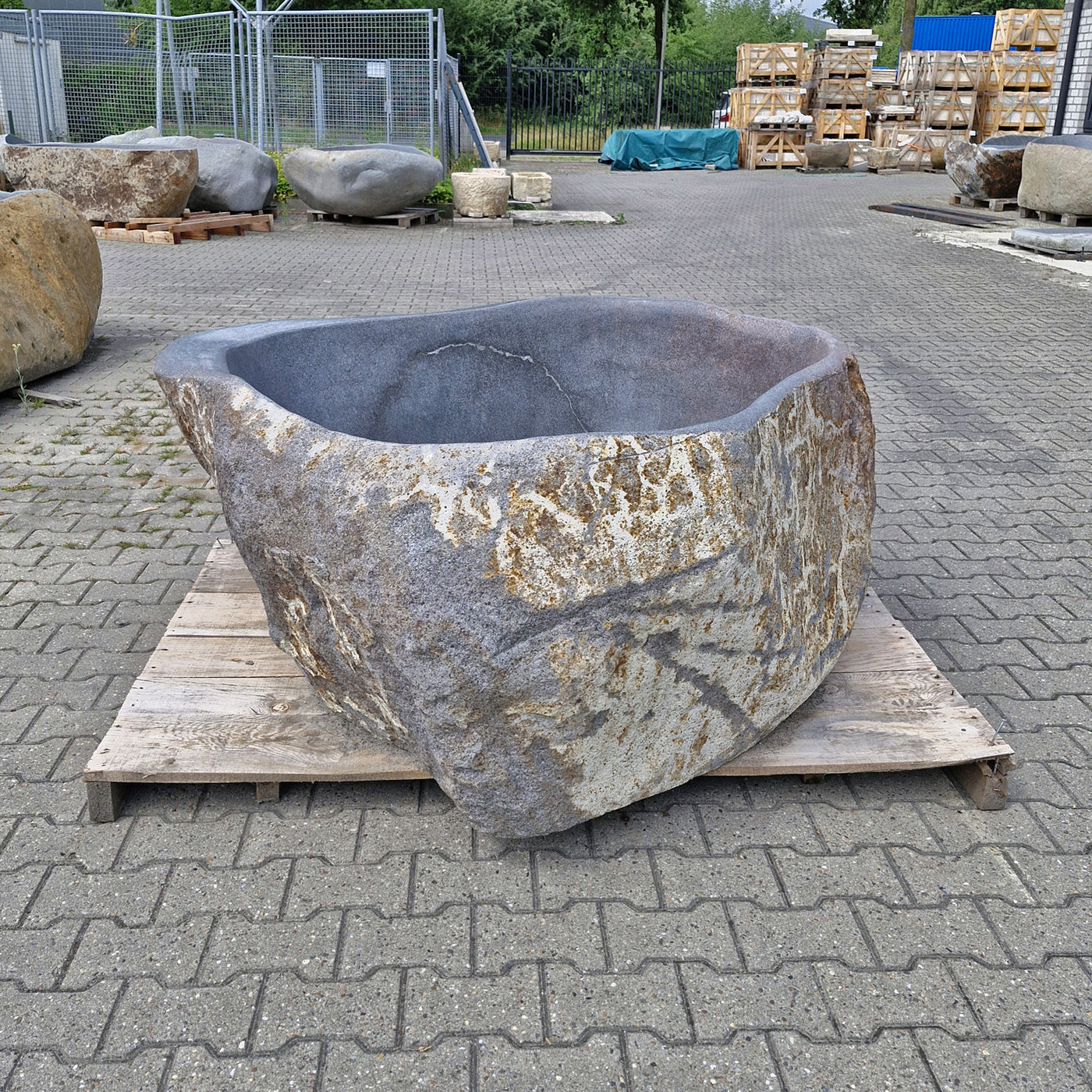 Freistehende Badewanne aus Flussstein, 170 x 175 x 60 cm, moderne Badgestaltung von POSEIDON, zeigt die stilvolle Badewannenform