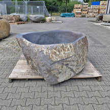 Freistehende Badewanne aus Flussstein, 170 x 175 x 60 cm, moderne Badgestaltung von POSEIDON, zeigt die stilvolle Badewannenform