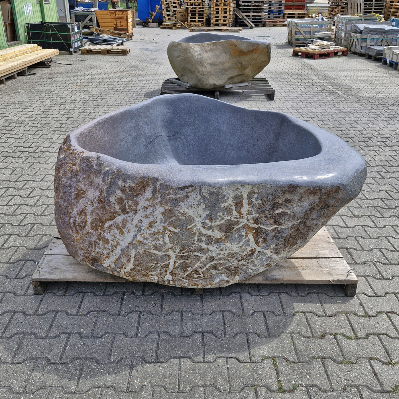 Freistehende Badewanne aus Flussstein von POSEIDON, 170 x 175 x 60 cm, für elegante Badgestaltung, sichtbare Flussstein-Oberfläche
