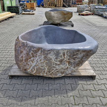 Freistehende Badewanne aus Flussstein von POSEIDON, 170 x 175 x 60 cm, für elegante Badgestaltung, sichtbare Flussstein-Oberfläche