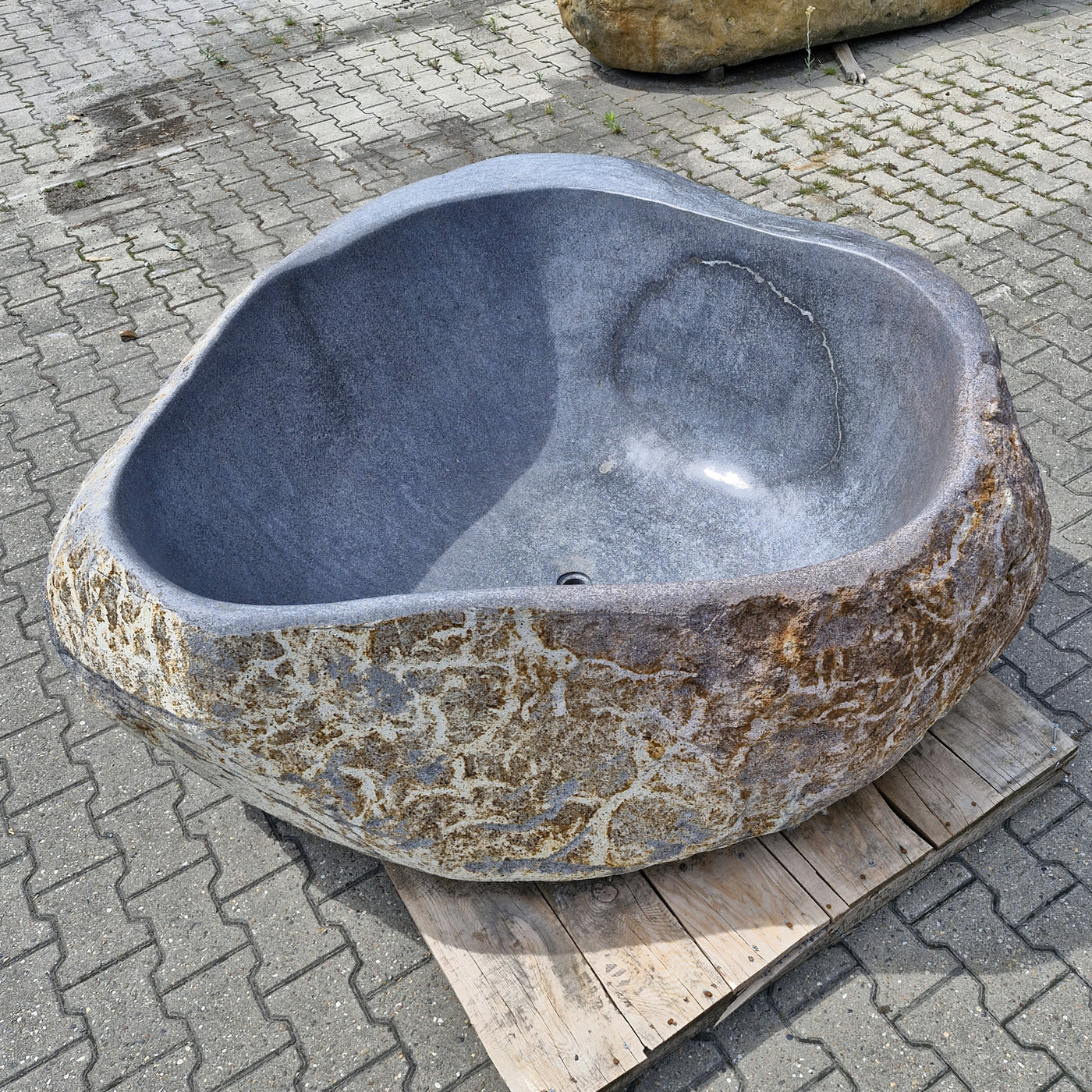 Freistehende Badewanne im Flussstein-Design, Maße 170x175x60 cm, POSEIDON Badgestaltung für ein elegantes Badezimmer