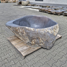 Freistehende Badewanne aus Flussstein von POSEIDON, 170 x 175 x 60 cm, moderne Badgestaltung mit natürlichem Design