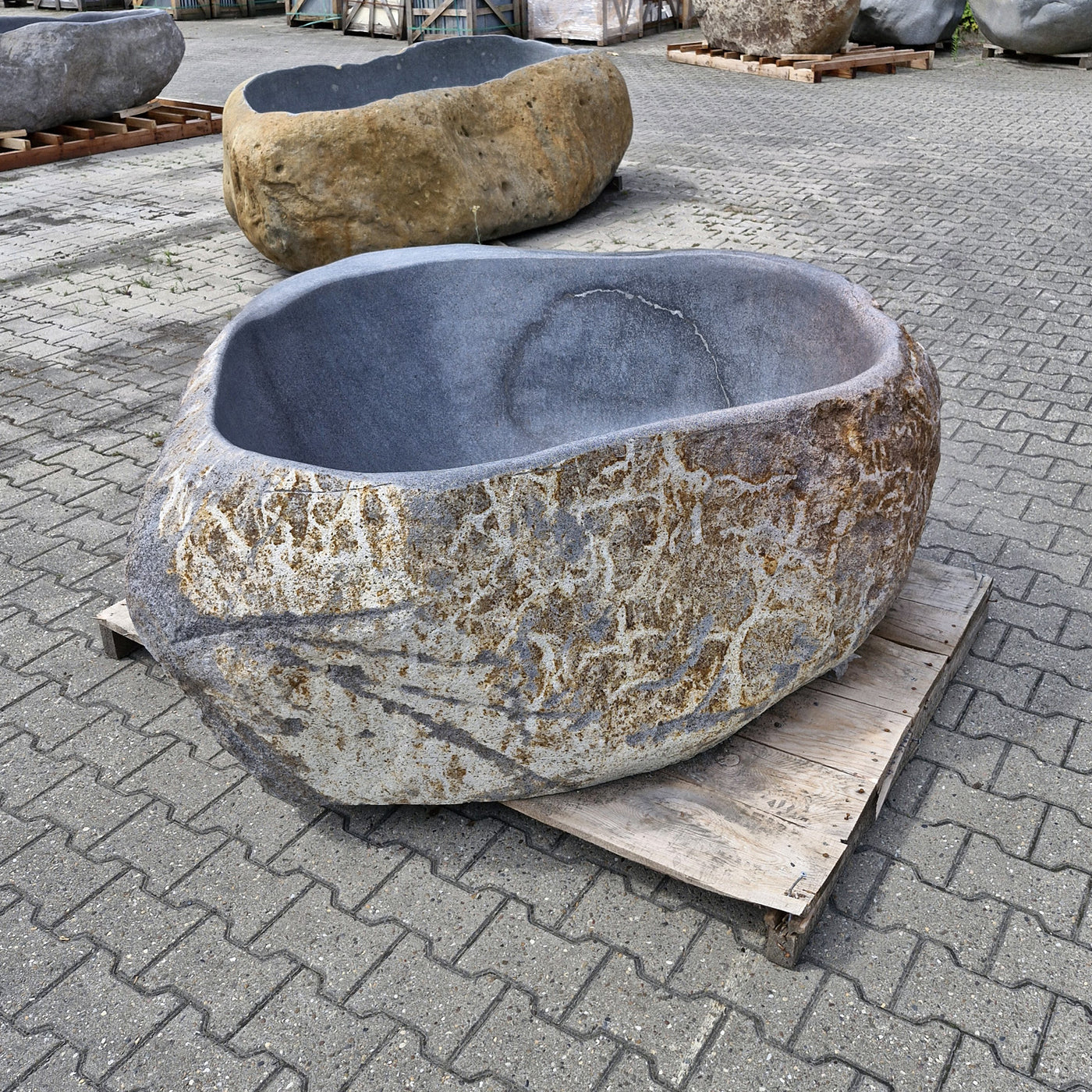 Freistehende Badewanne aus Flussstein von POSEIDON, 170 x 175 x 60 cm, modernes Badgestaltungselement
