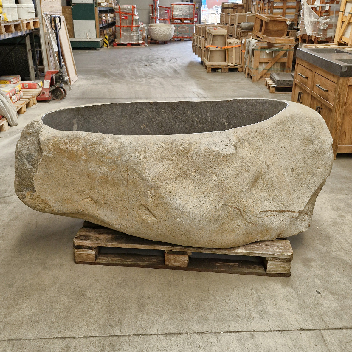 Freistehende Badewanne aus Flussstein von POSEIDON, 193x120x67 cm, elegante Badgestaltung mit natürlichem Design