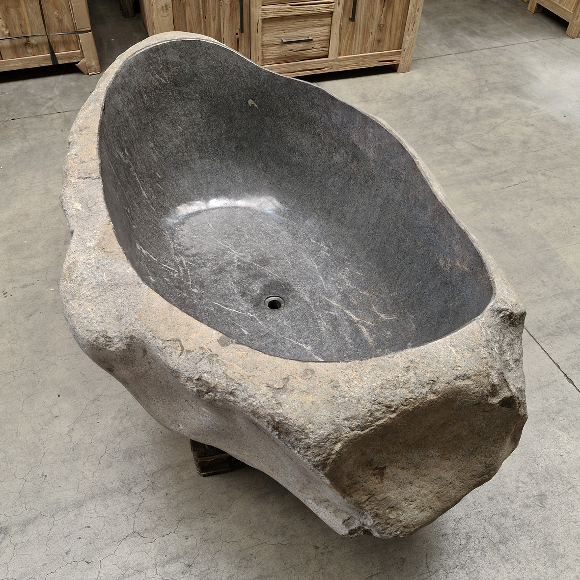 Freistehende Badewanne aus Flussstein von POSEIDON, Maße 193 x 120 x 67 cm, elegante Badgestaltung, natürliche Optik