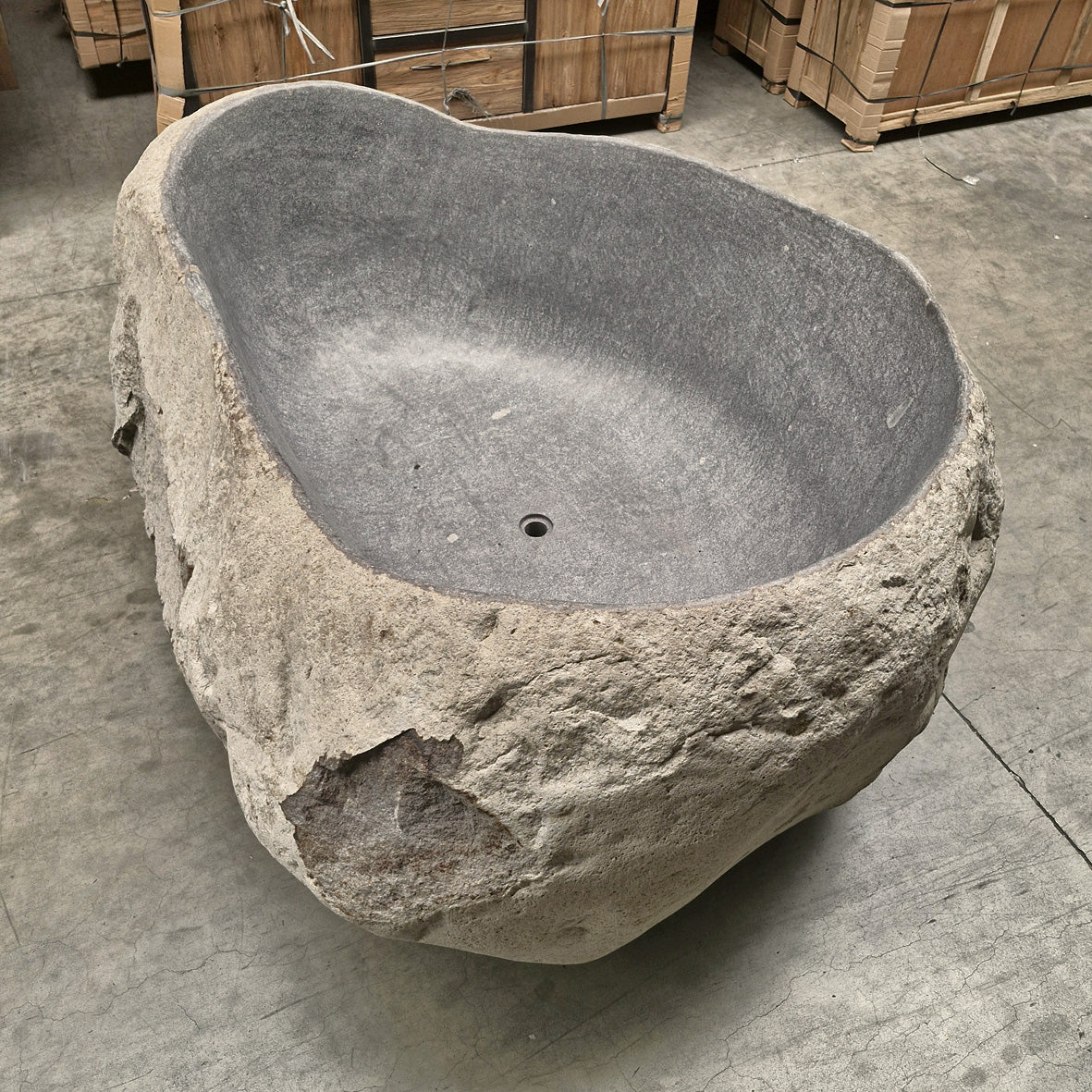 Freistehende Badewanne aus Flussstein im Poseidon-Design, 200 x 135 x 78 cm, elegante Badgestaltung.