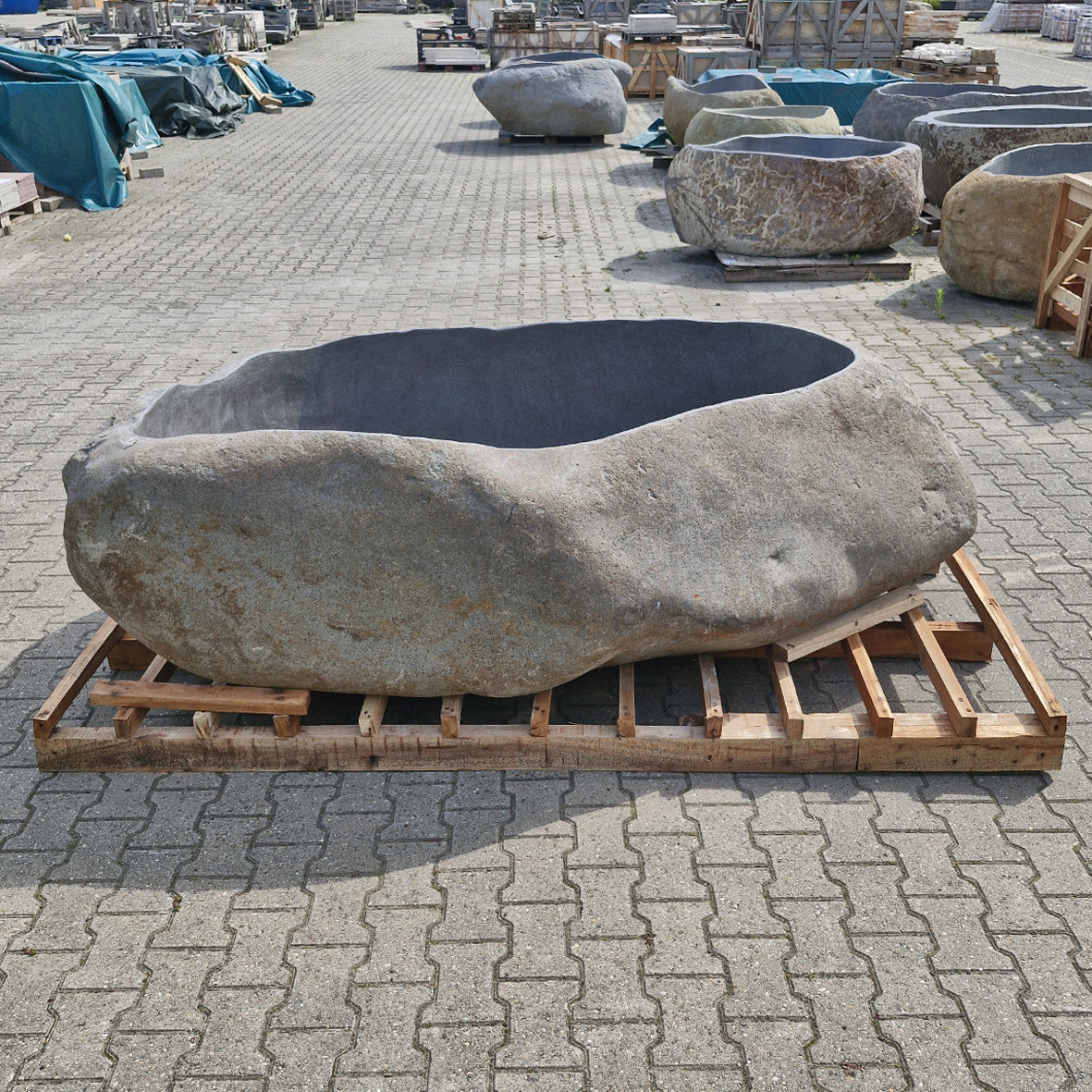 Freistehende Badewanne aus Flussstein von POSEIDON, Maße 230x138x73 cm, elegante Badgestaltung mit natürlichem Look