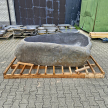 Freistehende Badewanne aus Flussstein von POSEIDON, Maße 230 x 138 x 73 cm, elegante Badgestaltung mit natürlichem Design